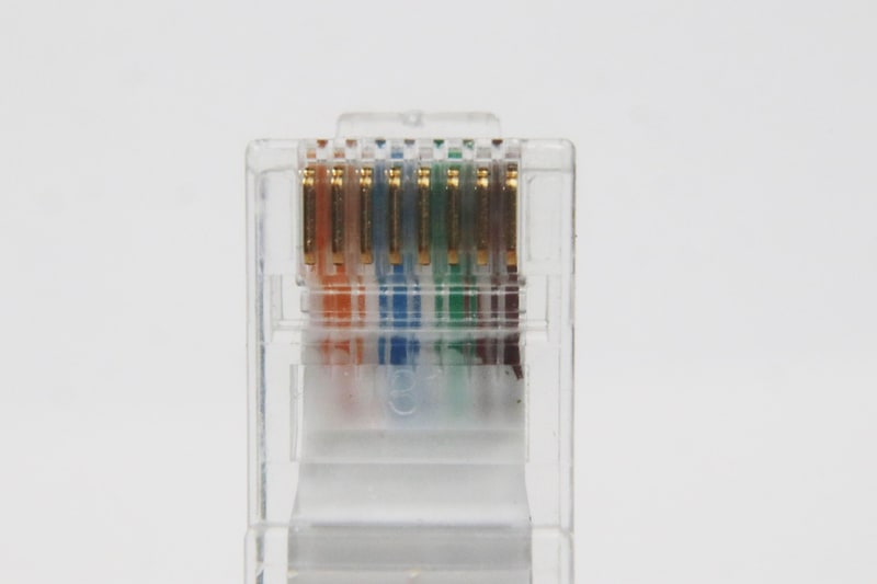 ハブなどの差してあるコネクタ側の配線をまずチェック! 厳密に調べなくても金属端子側から見て左がオレンジならタイプB