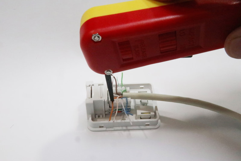 電線を中央に配置して、できるだけどの線も同じぐらいの長さになるように、配線のマークに合わせて電線を差し込んでいく。パンチダウン工具の仮止め用工具を使うと便利