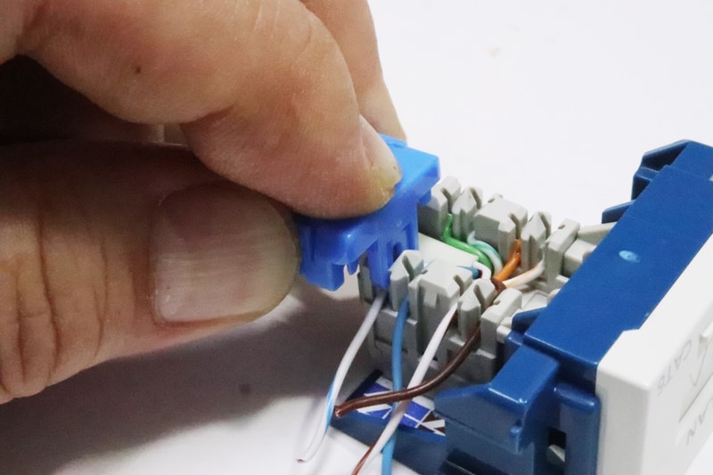 部品によってはパンチグ用の簡易ツールが付いてくる場合もある。パナソニックのコンセントは、キャップを差し込んで押し込む