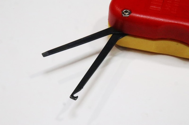 パンチダウン工具は、アーミーナイフのように引き出して使う爪楊枝みたいなものが付いている。これは間違って配線した電線を引っこ抜いたり、電線を押し込んで仮止めする道具