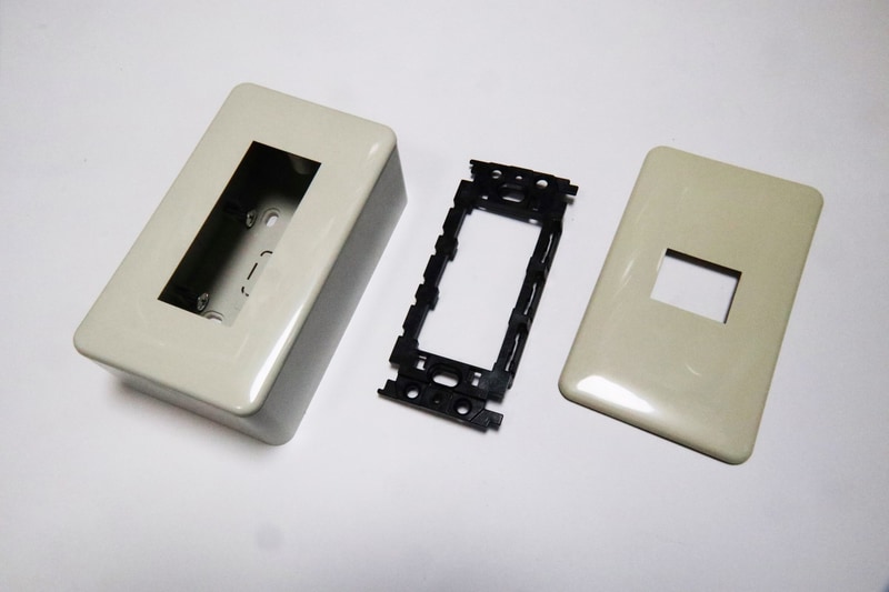 必要な部品は、「露出ボックス」「取り付け用ステー(パナソニック製なら黒い樹脂か金属のヤツ)」「カバー」。今回購入した露出ボックスは3連のコンセント用だったので、1個口用のカバーも別途購入。シリーズがいろいろあるけどパナソニック製の「フルカラー」シリーズがオススメ