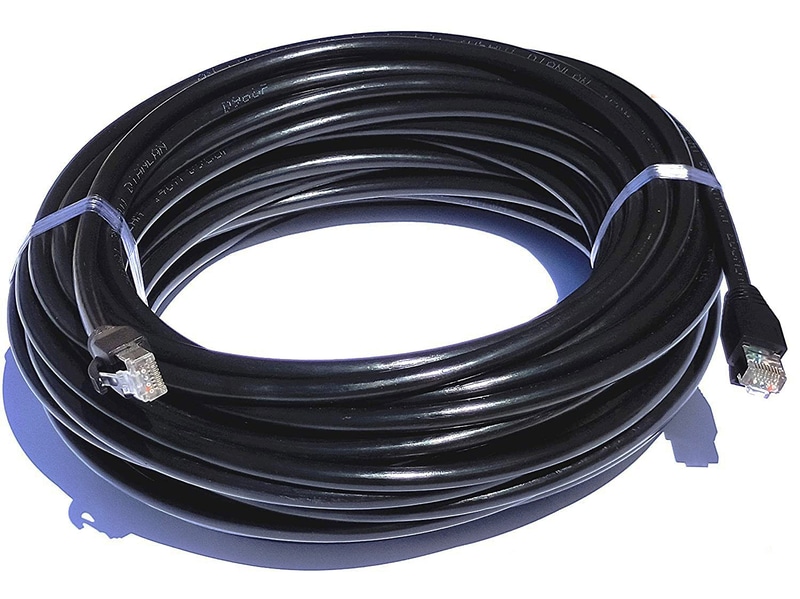 Amazonなどでも購入できる屋外配線用のLANケーブル。屋内用に比べて被覆が分厚くなっている。硬いのでちょっと引き回しが面倒