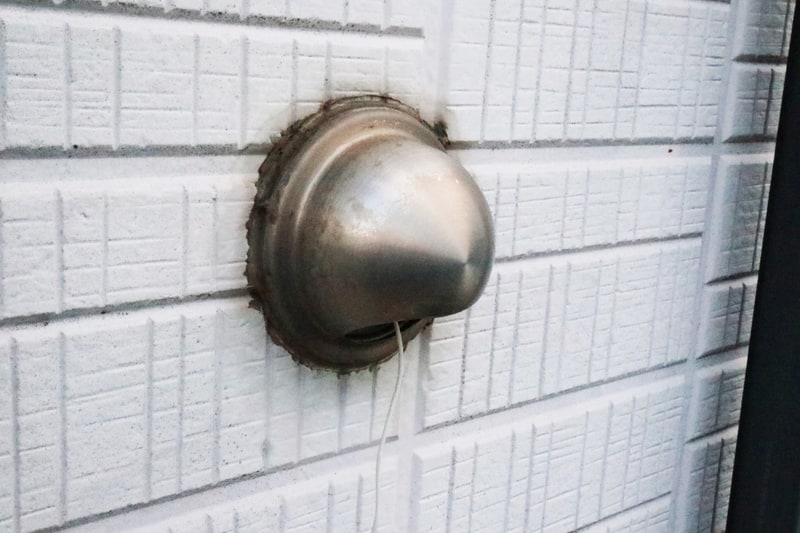 これは「ガラン」と呼ばれる換気口。建屋の外側にいくつか付いていて、換気扇は壁と壁の間の換気などでも使われる。これを1個1個追っていくと室内(足元)につながるものがある