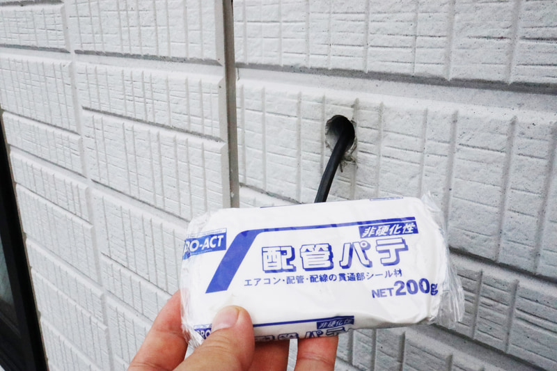 ドリルやホールソーで穴を開けてケーブルを通したら、エアコン用の配管パテで埋める