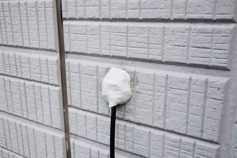 ドリルやホールソーで穴を開けてケーブルを通したら、エアコン用の配管パテで埋める