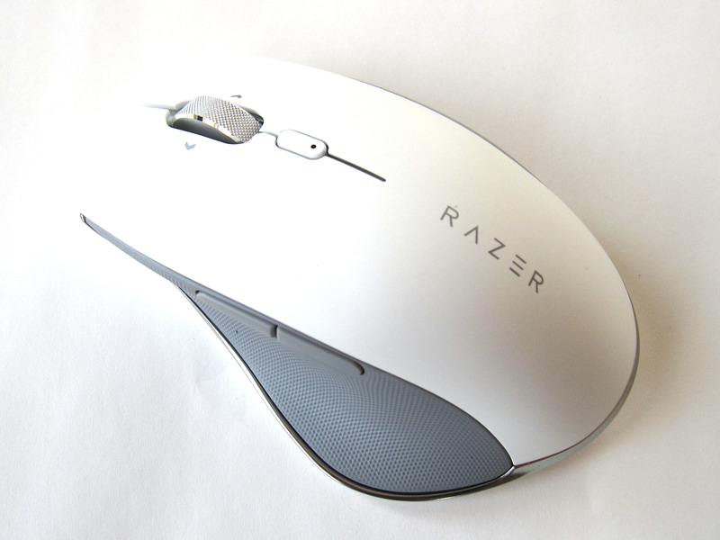<a href="https://www2.razer.com/jp-jp/productivity/razer-pro-click" class="n" target="_blank">製品ページのURL</a><br>実売価格：1万3,000円前後●接続方式：無線(USBレシーバ、Bluetooth)●ボタン数：8●センサー：Razer 5G●最大解像度：16,000DPI●駆動時間：最大200/400時間(2.4GHz/Bluetooth使用時)●サイズ：79.7×126.7×45.7mm●重量：106g