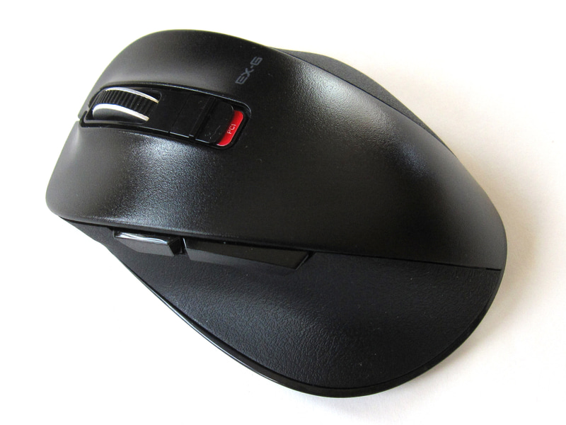 <a href="https://www.elecom.co.jp/products/M-XGM15BBBK.html" class="n" target="_blank">製品ページのURL</a><br>実売価格：3,400円前後●接続方式：無線(Bluetooth)●ボタン数：5●センサー：BlueLED●最大解像度：2,000CPI●駆動時間：約363時間●サイズ：73.8×109.6×40.8mm●重量：81g(電池を含まず)