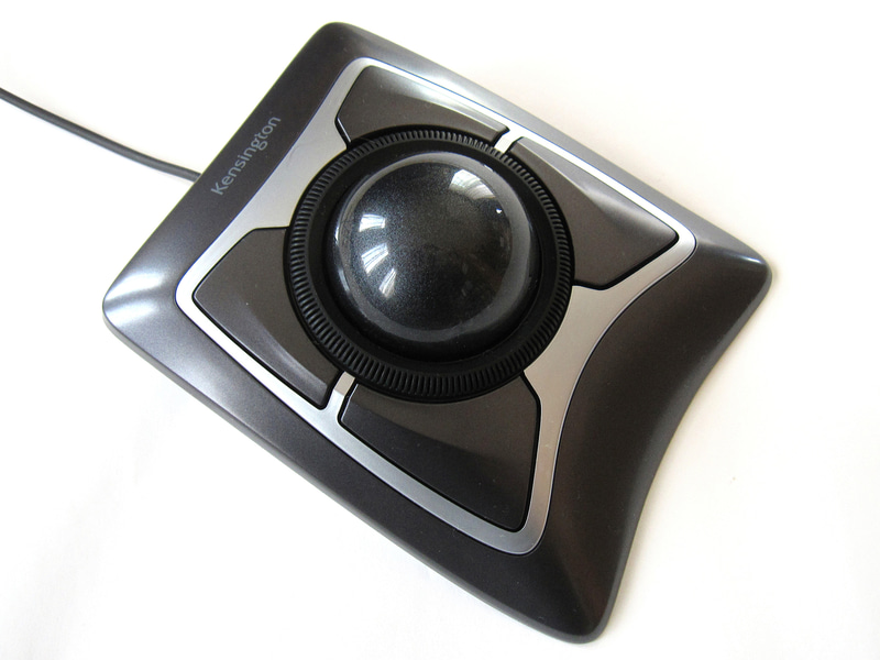 <a href="https://www.kensington.com/ja-jp/p/%E8%A3%BD%E5%93%81/%E3%82%B3%E3%83%B3%E3%83%88%E3%83%AD%E3%83%BC%E3%83%AB/%E3%83%88%E3%83%A9%E3%83%83%E3%82%AF%E3%83%9C%E3%83%BC%E3%83%AB/expert-mouse-wired-trackball/" class="n" target="_blank">製品ページのURL</a><br>実売価格：1万2,000円前後●接続方式：有線●ボタン数：4●センサー：光学●最大解像度：400DPI●サイズ：非公開●重量：非公開