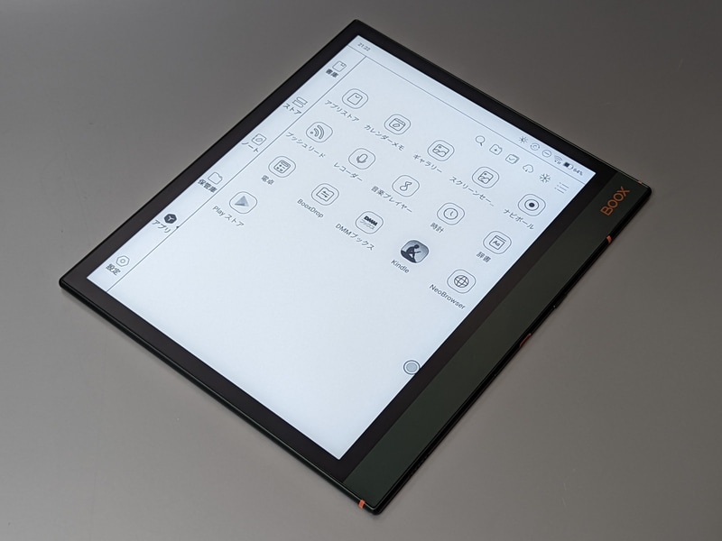 画面サイズは10.3型。片方のベゼルだけが幅のあるデザインで、左右を反転させることも可能