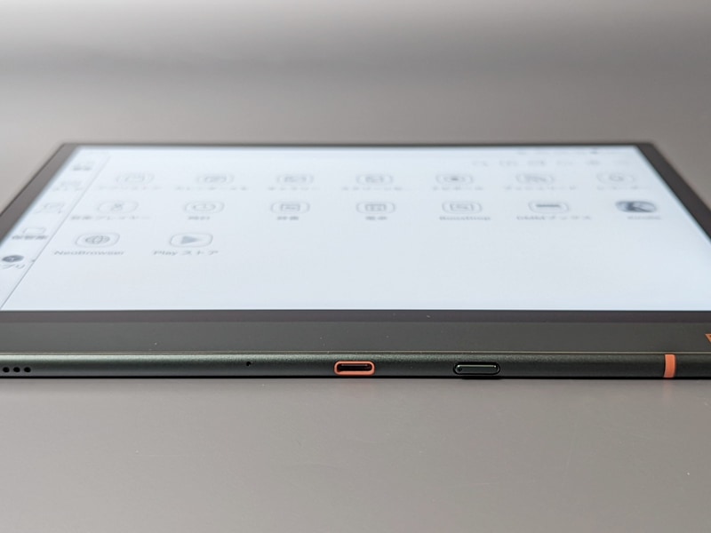 側面にはUSB Type-Cポートと電源ボタンがある。また向かって左にはスピーカーも搭載する