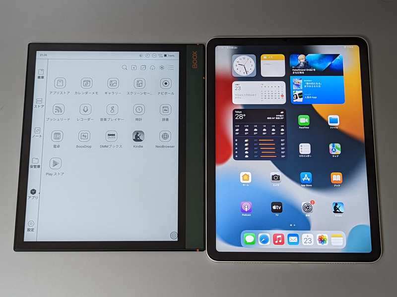 10.9型のiPad Air(右)との比較。筐体の質感など、手に持った時の印象はよく似ている