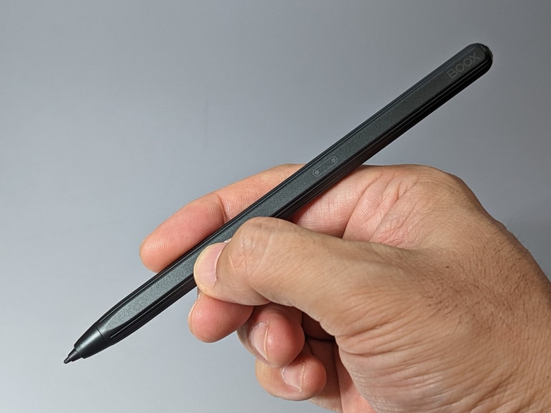 スタイラス(BOOX Pen Plus)が付属する。持ち歩き時にキャップが必要なのはややマイナスだ