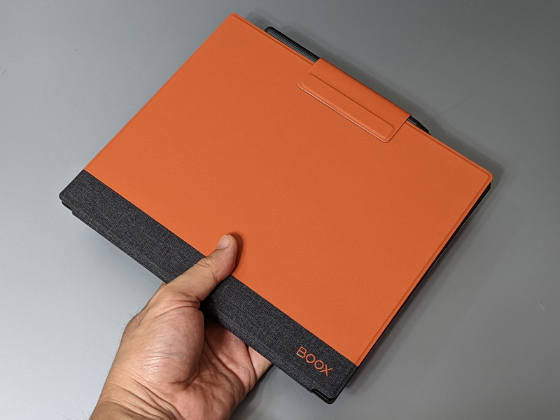 専用カバー。スタイラスもまとめて持ち歩ける