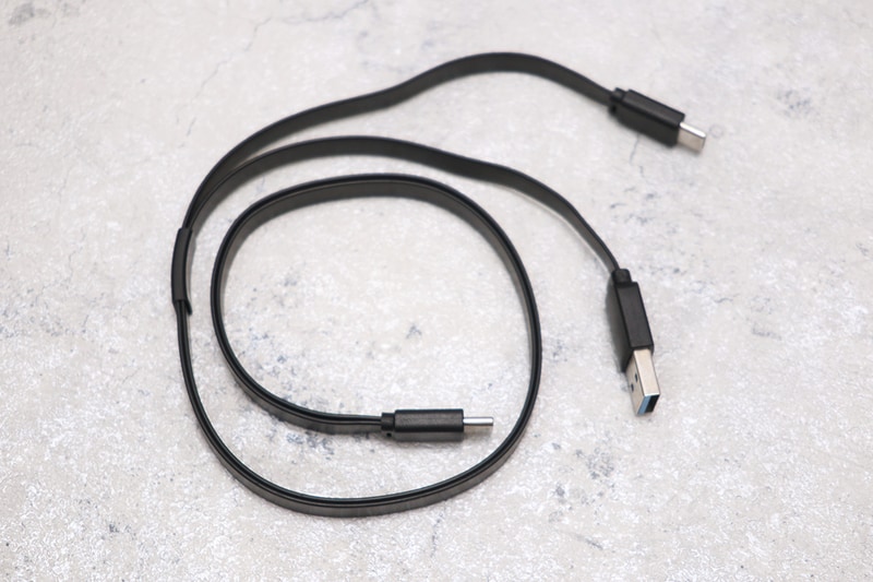 付属のケーブルは珍しいフラットタイプだが、USB Type-CとType-Aの二股なので、どちらか使わなかったらぶら下げておくしかない