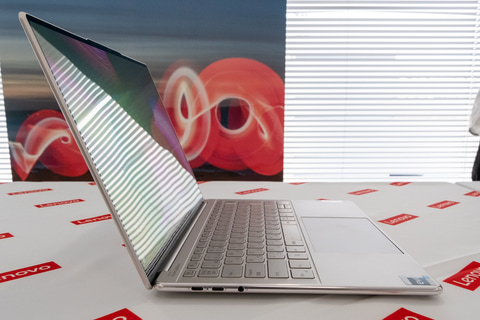レノボ、ガラス天板/有機EL採用の14型薄型フラグシップノート「Yoga