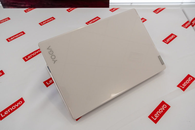 3D曲面ガラスを採用した天板