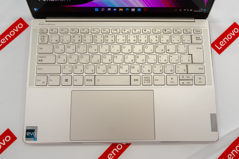 キーボード部。タッチパッドも従来比で50%大型化した