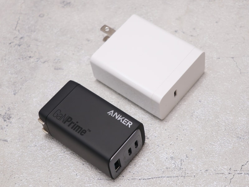 一般的な65W USB PD充電器(上)と比較