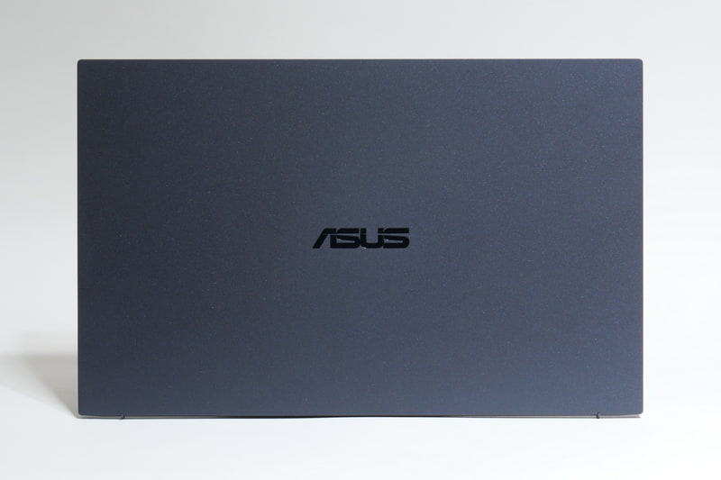 天板。従来モデル同様のシンプルなデザインで、ビジネスシーンにマッチする。天板にはマグネシウムリチウム合金を採用し、軽さと堅牢性を両立