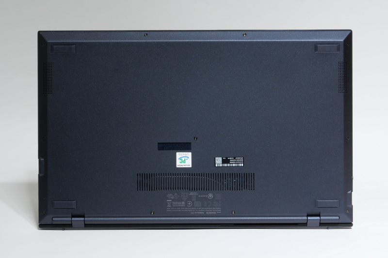 底面。底面にはマグネシウム合金採用。米国国防総省調達基準「MIL-STD-810H」に準拠する複数の堅牢性テストをクリアする優れた堅牢性を実現し、安心して持ち運べる