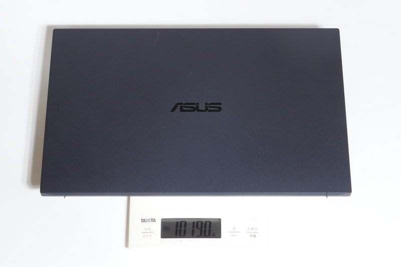 試用機は大容量バッテリ搭載で、重量は公称で約1,005g。実測では1,019gだった