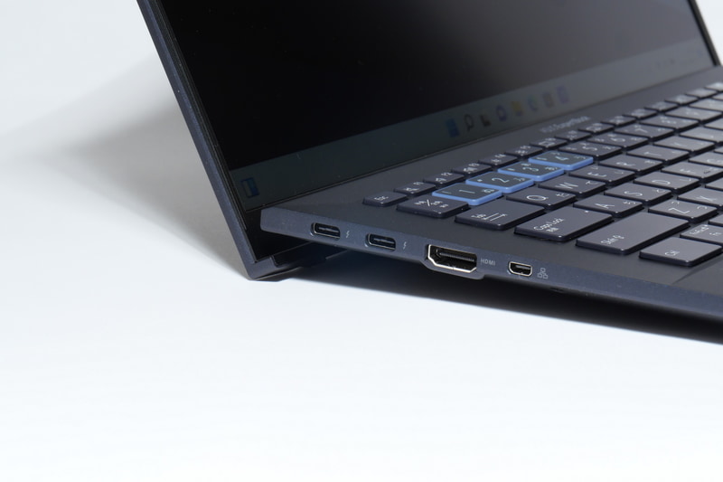 ディスプレイを開くと本体後方が持ち上がり、キーボード面に適度な角度がつく