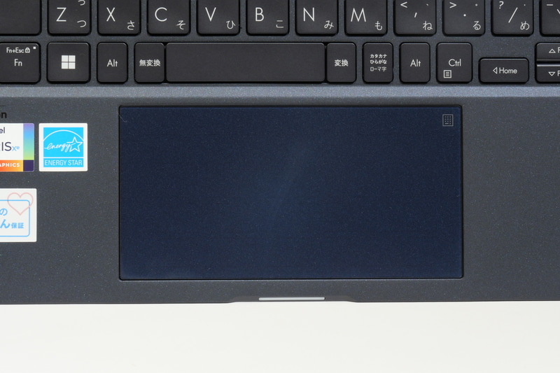 クリックボタン一体型の大型タッチパッド「NumberPad」を搭載。面積が広く軽快な操作が可能だが、搭載位置がキーボードのホームポジションから右に寄っている点は気になる