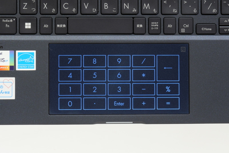 タッチパッド右上角を長押しすることでテンキー機能が有効となる。テンキーを有効にしてもタッチパッドの操作が可能だ