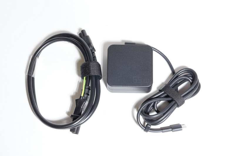 付属ACアダプタは出力65WのUSB Type-C接続タイプ