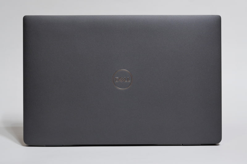 天板。デザインはシンプルだが安っぽい印象はない。ボディ素材にマグネシウム合金を採用することで、1kgを切る軽さと優れた堅牢性を確保している