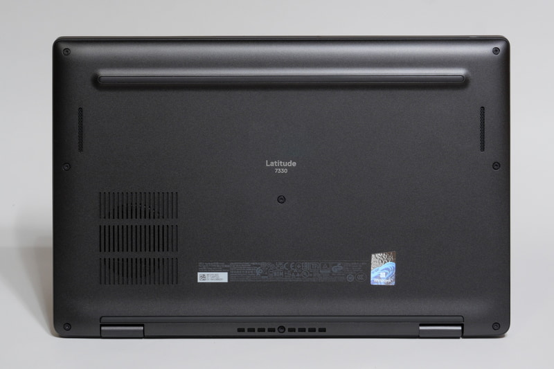 底面。フットプリントは306.5×199.95mm(幅×奥行き)と、13型クラスのモバイルノートPCとして十分にコンパクトだ