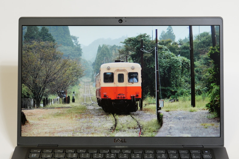 sRGBカバー率100%、コントラスト比600:1と、ビジネスモバイルPCのディスプレイとしてはなかなかの発色性能を備えており、写真や動画も鮮やかに表示できる