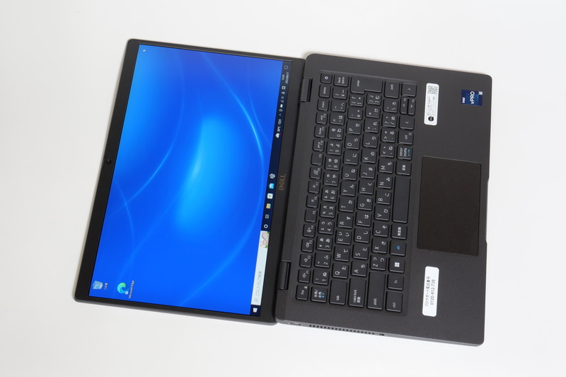 ディスプレイは180度開くため、対面プレゼンなどにも便利だ