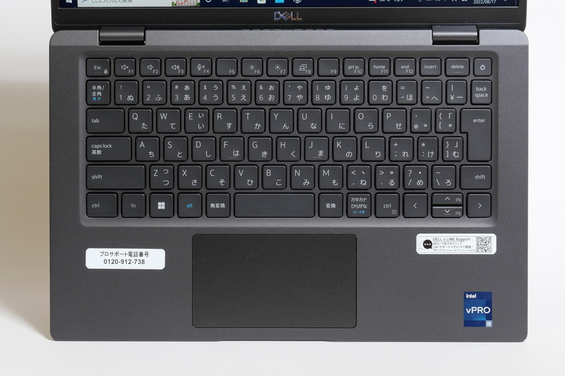 アイソレーションタイプの日本語キーボードを搭載。配列は標準的で、タッチタイプも問題なく行なえる