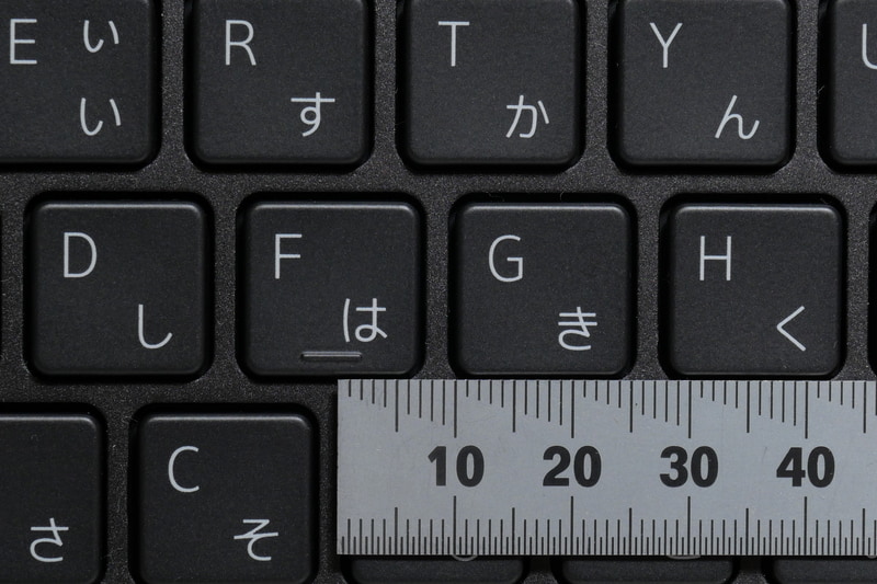 主要キーのキーピッチは18.05mmとフルピッチには届いていないが、タイピングしてみるとそれほど窮屈には感じなかった