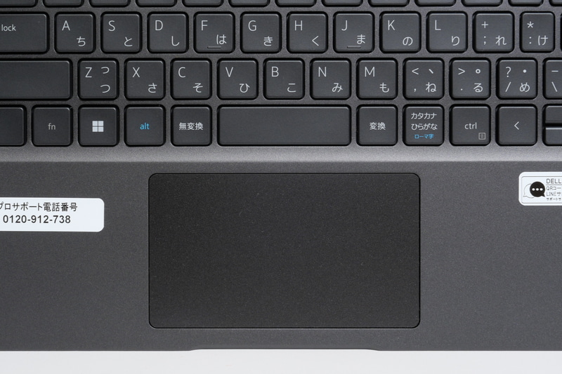 クリックボタン一体型のタッチパッドは、十分面積が広く扱いやすい。キーボードのホームポジションを中心に搭載している点もうれしい