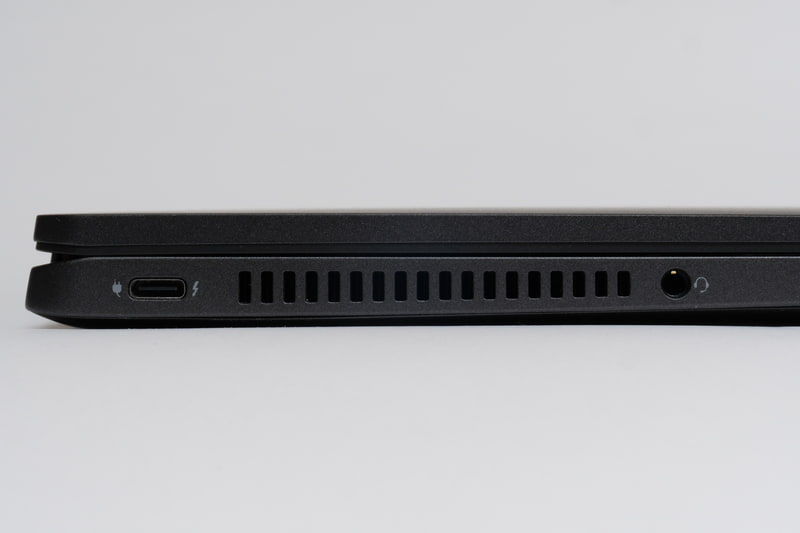 左側面にはThunderbolt 4とオーディオジャックを配置
