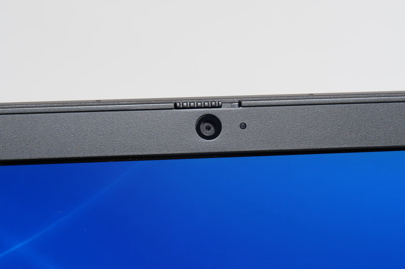 ディスプレイ上部中央には720p対応のWebカメラを搭載。顔認証用IRカメラは搭載しない