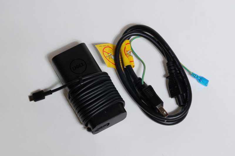 付属ACアダプタは出力65Wで、USB Type-C接続仕様
