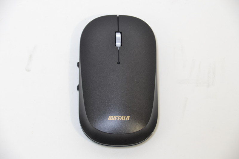 <a href="https://www.buffalo.jp/product/detail/bsmbw530nbk.html" class="n" target="_blank">製品ページのURL</a><br>実売価格：2,000円前後●解像度：600/1,200dpi●ボタン数：5●バッテリ：単3形乾電池×1●本体サイズ(幅×奥行き×高さ)：62×111×26mm●重量：60g(電池含まず)●インターフェイス：USBレシーバ(付属)