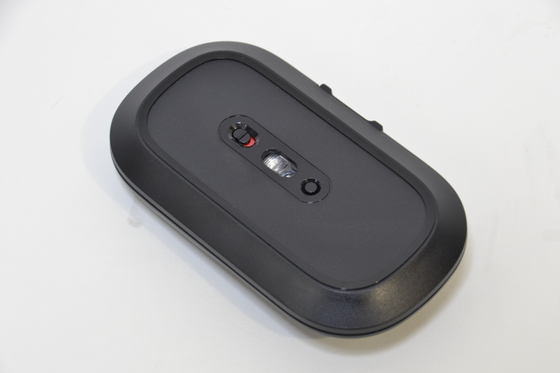 裏面には電源スイッチとセンサー、dpi切り替えボタンがある