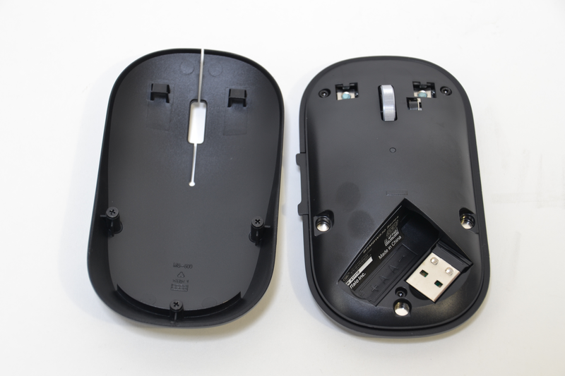 本体上面は丸ごと外せる。電池やUSBレシーバの収納場所はここにある