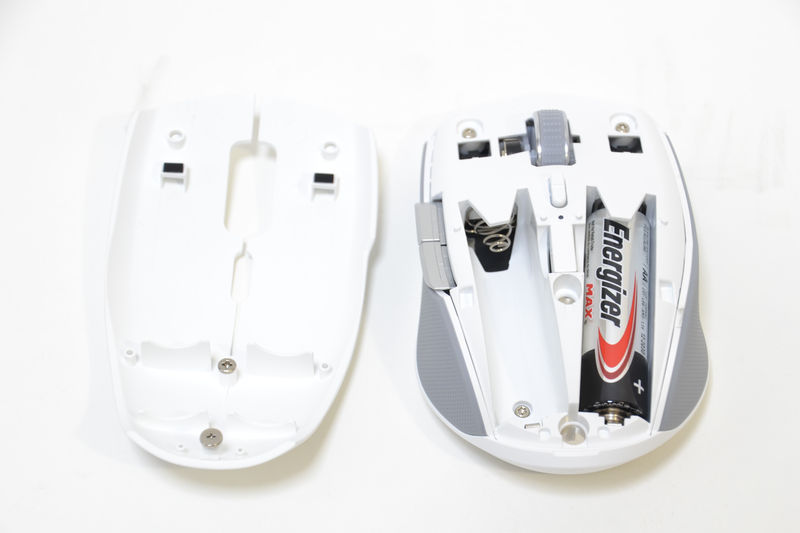 上面はマグネット式の蓋になっている。電池やUSBレシーバが収まっている