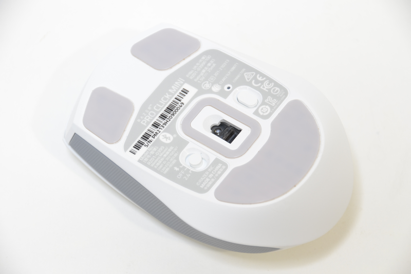 底面のスイッチで接続先を切り替えられる。2台のPCの使い分けにも使える