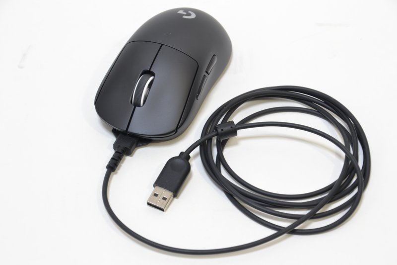 約1.8mの有線ケーブルも付属。充電だけでなく有線接続にも対応する