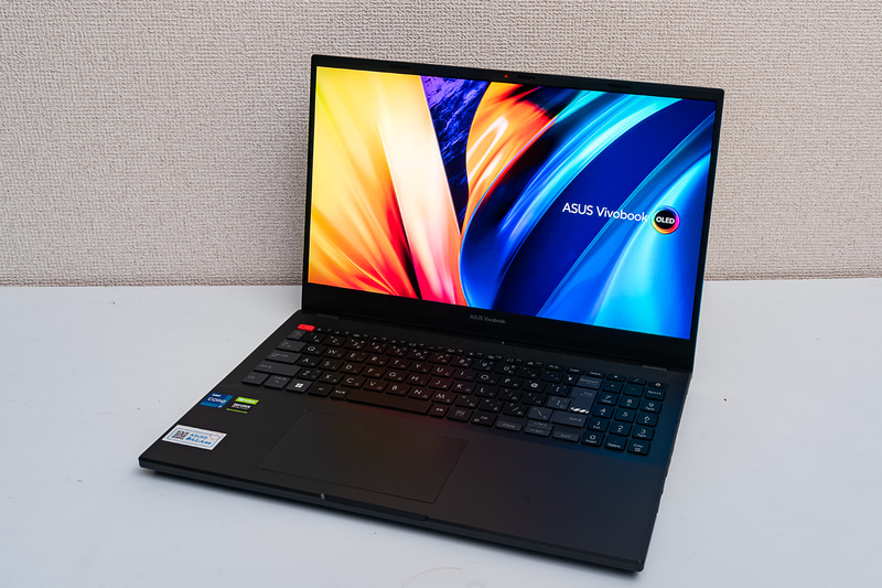 Vivobook Pro 15X OLEDは、15.6型有機ELディスプレイを搭載したノートPCだ。ゲームやクリエイティブをカジュアルに楽しむ若者をターゲットとして意識し、コストパフォーマンスにも配慮した内容となっている。価格は19万9,800円