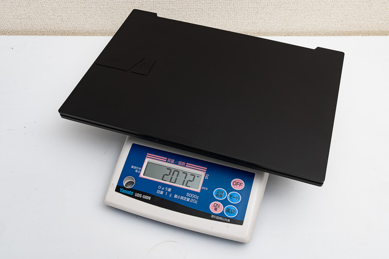 筐体の重量は約2.17kgだ。評価機の実測では公称値よりも少し軽かった