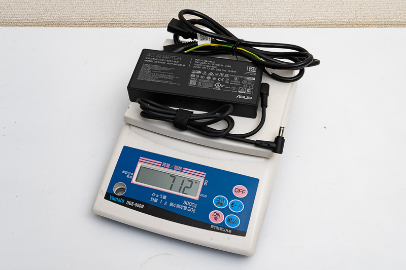 ACアダプタは240W仕様で端子形状は独自仕様だ。実測サイズは約76×166×25mm(幅×奥行き×高さ)