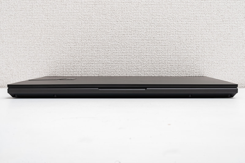 前面。ボトム中央部に凹みがあって指がかかりやすく、トップカバーは片手でもスムースに開けられる