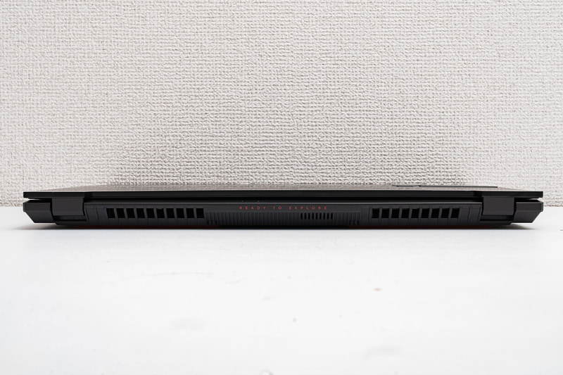 背面。排気口もシャープにデザインされている